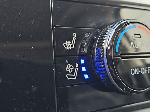 Used 2024 Nissan Pathfinder Platinum image 27