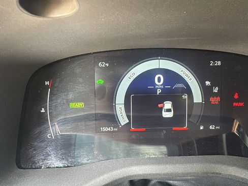 Used 2025 Toyota Camry SE w/ Convenience Package image 8