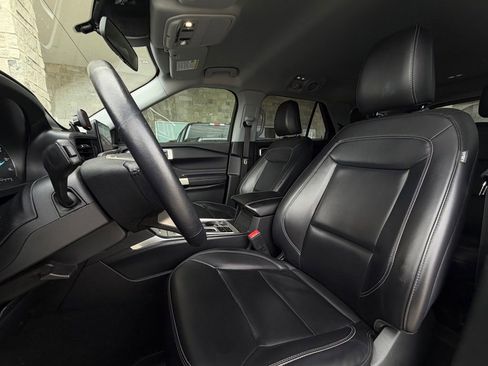 Used 2021 Ford Explorer XLT w/ Equipment Group 202A RWD image 6