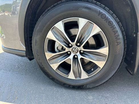 Used 2022 Toyota Highlander XLE AWD/4WD image 11