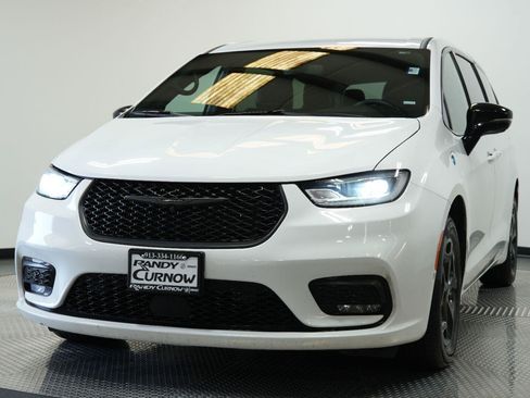 Used 2024 Chrysler Pacifica Limited FWD image 3
