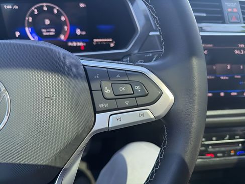 Used 2022 Volkswagen Tiguan SE image 14