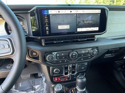 Used 2025 Jeep Wrangler Unlimited Sport AWD/4WD image 31