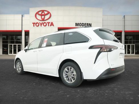 New 2026 Toyota Sienna XLE FWD image 5
