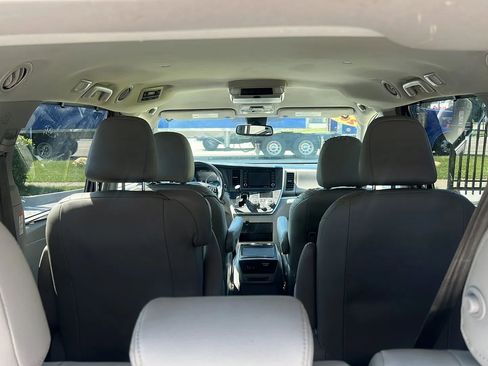 Used 2018 Toyota Sienna LE w/ Carpet Mat Package image 13