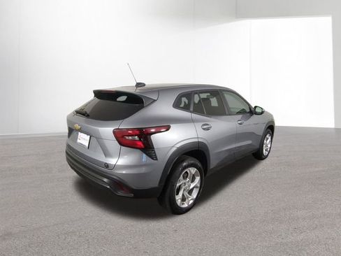 Used 2024 Chevrolet Trax LS w/ LS Convenience Package image 12