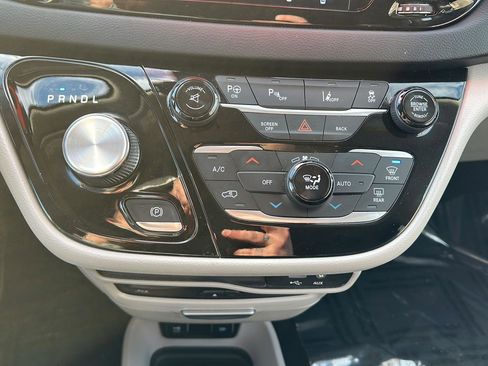 Used 2017 Chrysler Pacifica Touring-L Plus w/ Advanced Safetytec Group image 32