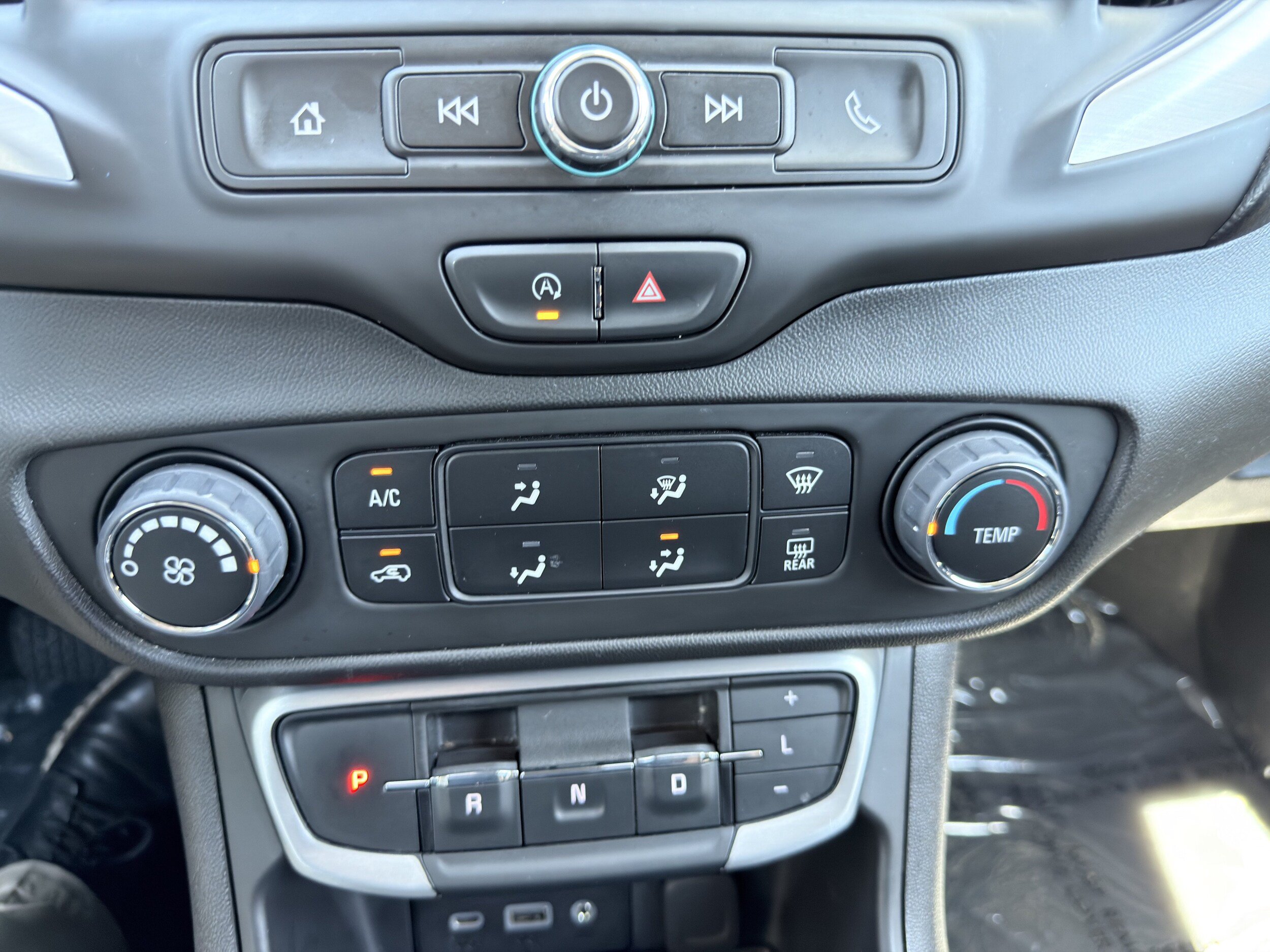 Used 2024 GMC Terrain SLE FWD image 30