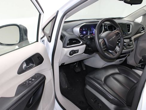 Used 2023 Chrysler Pacifica Touring-L FWD image 14