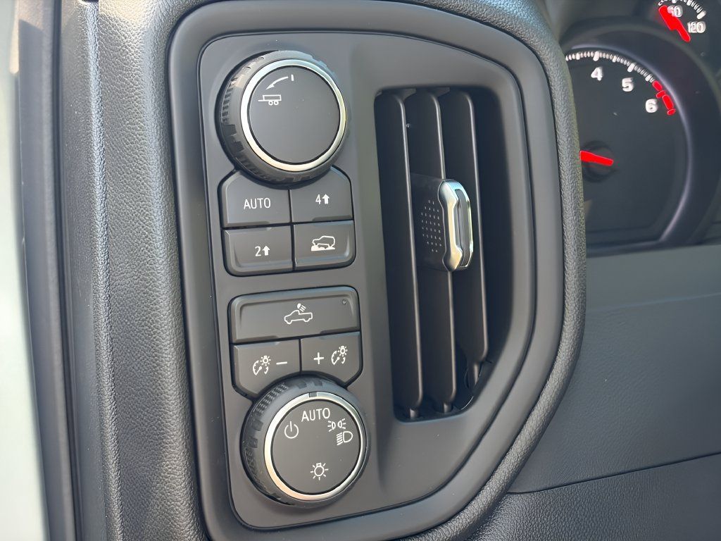 New 2026 Chevrolet Silverado 1500 Custom w/ LPO, Dark Essentials Package AWD/4WD image 18