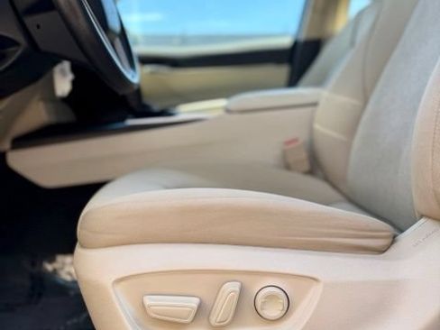 Used 2021 Toyota Camry LE w/ Carpet Mat Package (TMS) FWD image 11