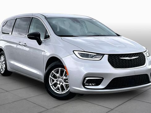 Used 2024 Chrysler Pacifica Touring-L FWD image 3