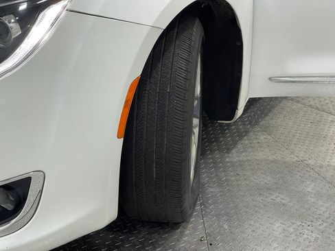 Used 2018 Chrysler Pacifica Limited image 39