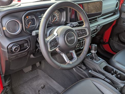 Used 2024 Jeep Wrangler Unlimited Sahara AWD/4WD image 4