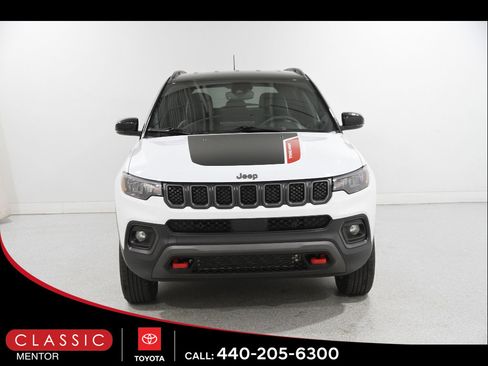 Used 2024 Jeep Compass Trailhawk AWD/4WD image 2