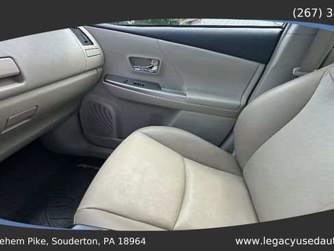 Used 2017 Toyota Prius V Four FWD image 42