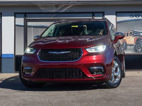 Used 2021 Chrysler Pacifica Limited w/ Uconnect Theater Family Group image 6