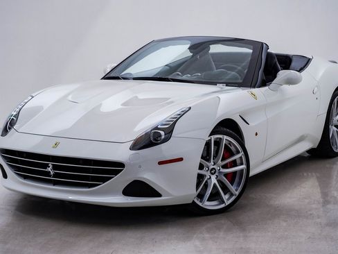 Used 2015 Ferrari California T image 3