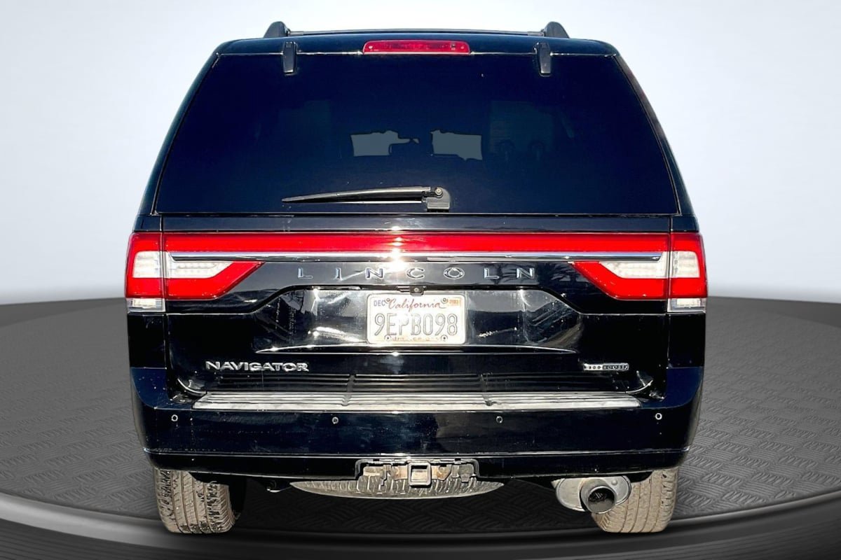 Used 2016 Lincoln Navigator Select RWD image 4
