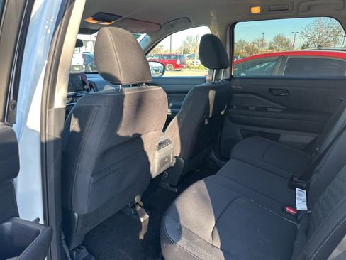 Used 2024 Nissan Pathfinder SV image 7