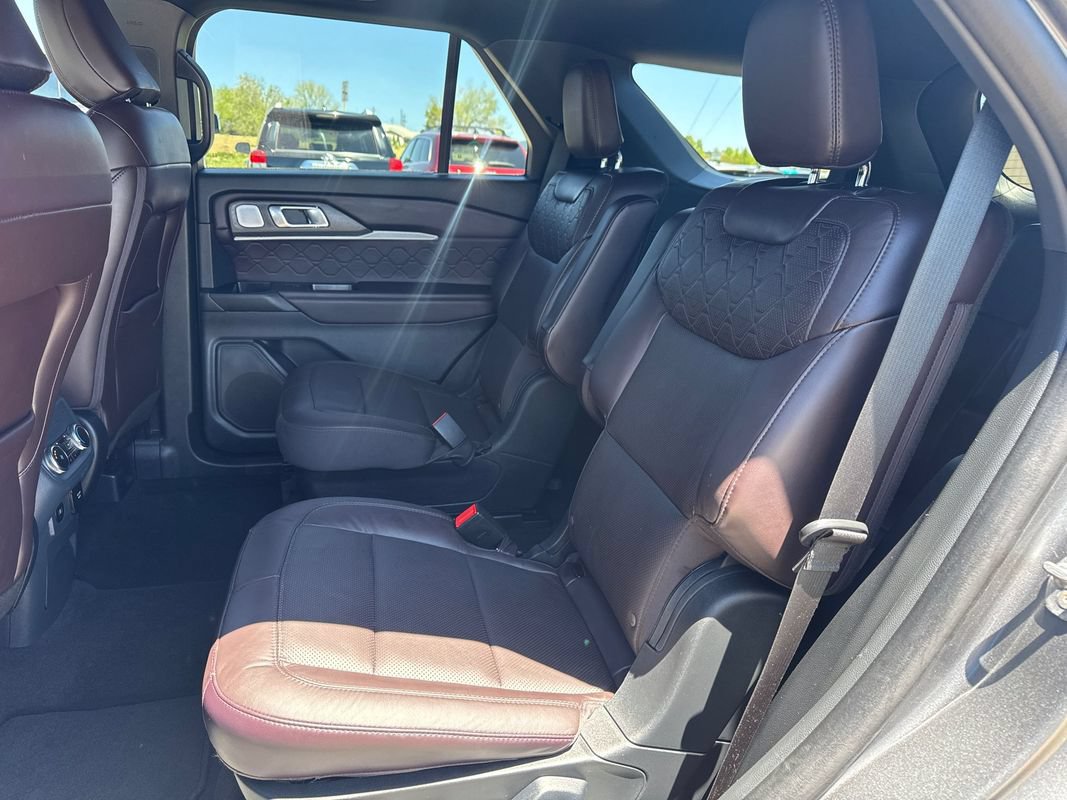 Used 2025 Ford Explorer Platinum w/ LUX Leather Package AWD/4WD image 8