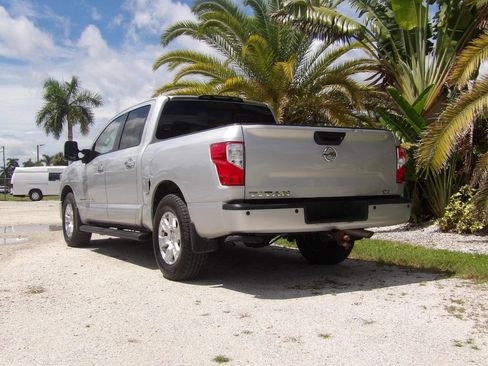 Used 2018 Nissan Titan SV w/ SV Convenience Package image 4