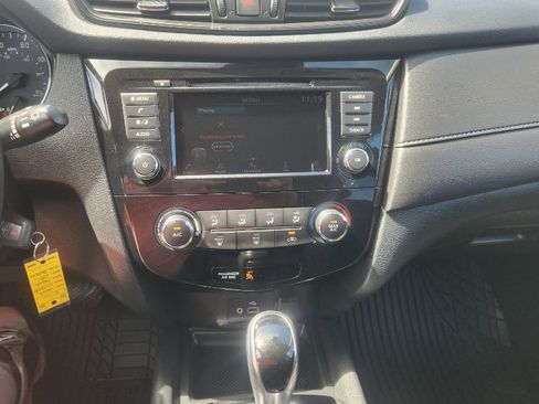 Used 2019 Nissan Rogue S w/ Special Edition Package FWD image 20