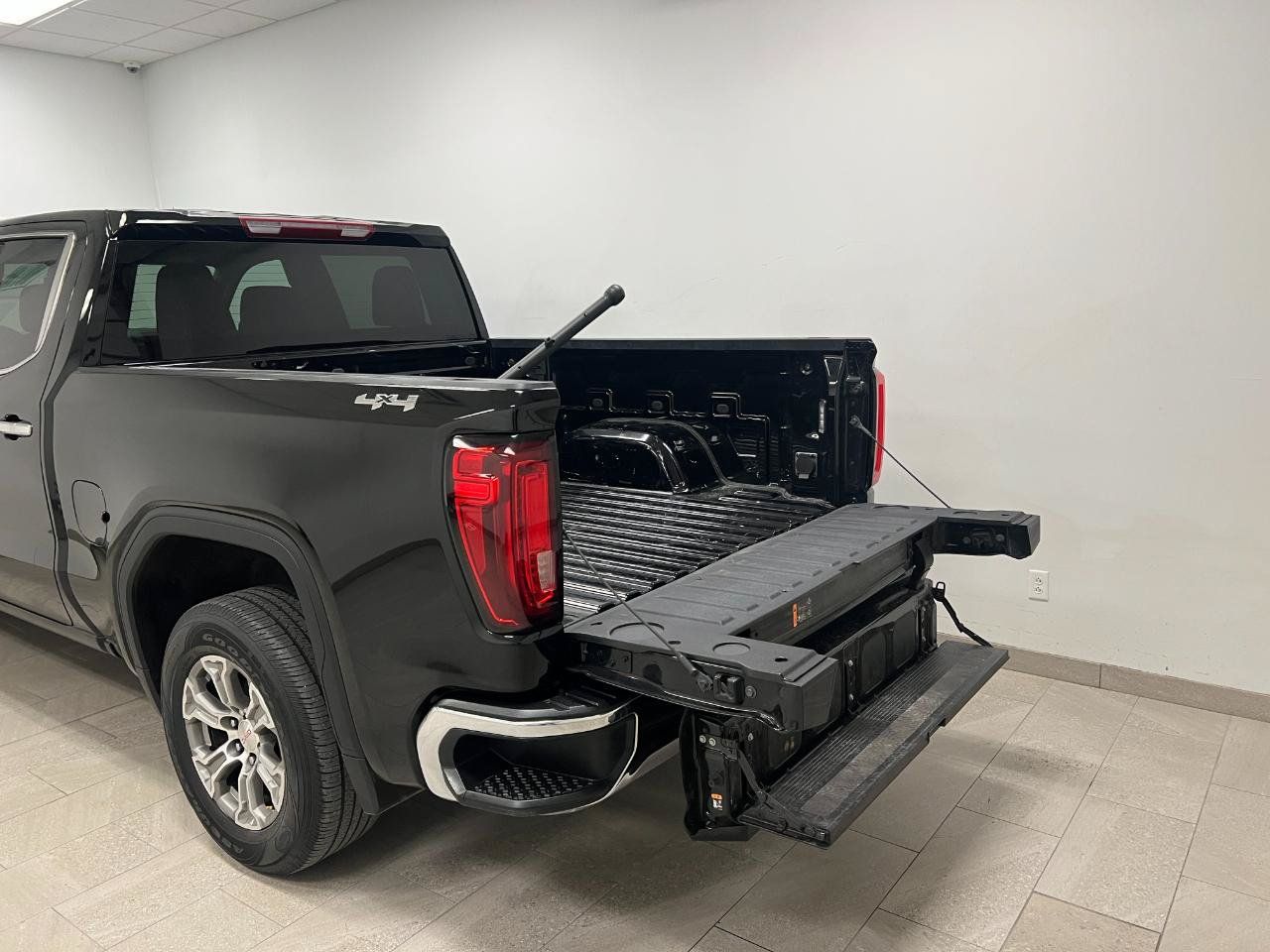 Used 2025 GMC Sierra 1500 SLT AWD/4WD image 24