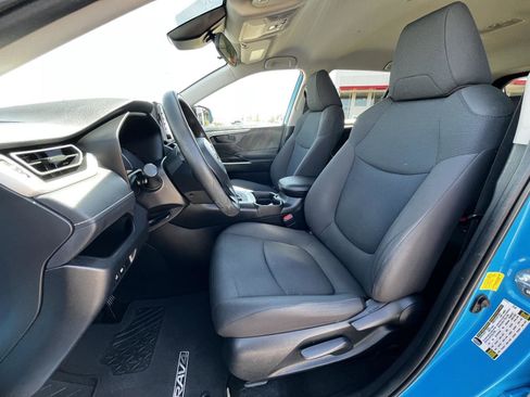 Used 2021 Toyota RAV4 LE w/ Carpet Mat Package (TMS) image 15