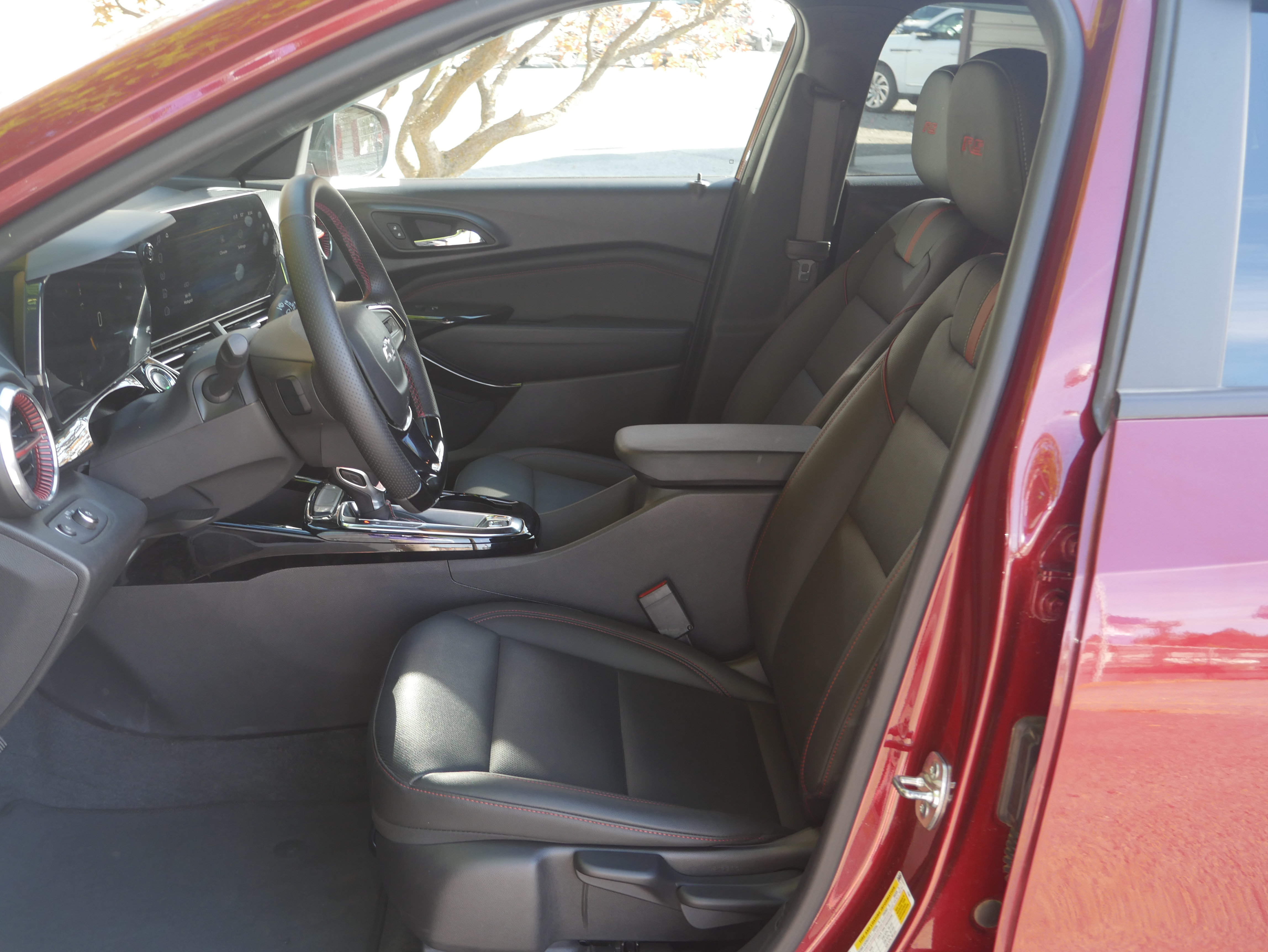 Used 2025 Chevrolet Trax RS w/ Driver Confidence Package FWD image 3