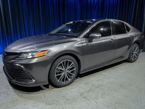 Used 2022 Toyota Camry XLE image 1