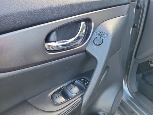 Used 2015 Nissan Rogue S image 18