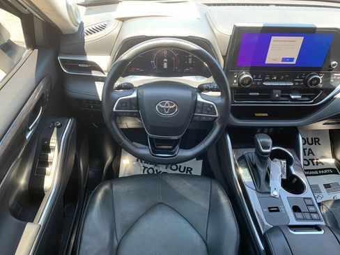 Used 2023 Toyota Highlander Platinum FWD image 17