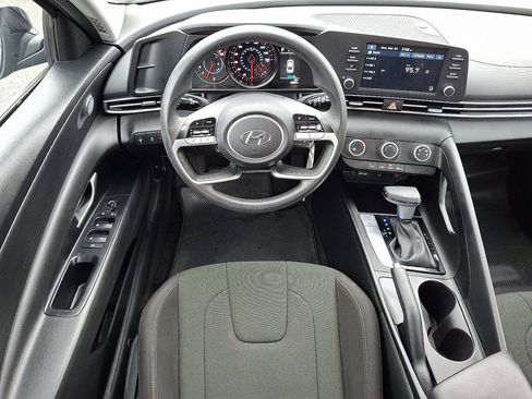 Used 2023 Hyundai Elantra SE image 12