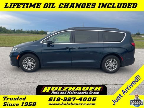 Used 2021 Chrysler Pacifica Touring FWD image 1