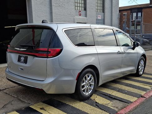 Used 2023 Chrysler Pacifica Touring-L image 6