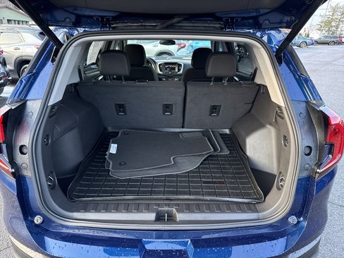 Used 2023 GMC Terrain SLE w/ Driver Convenience Package image 5