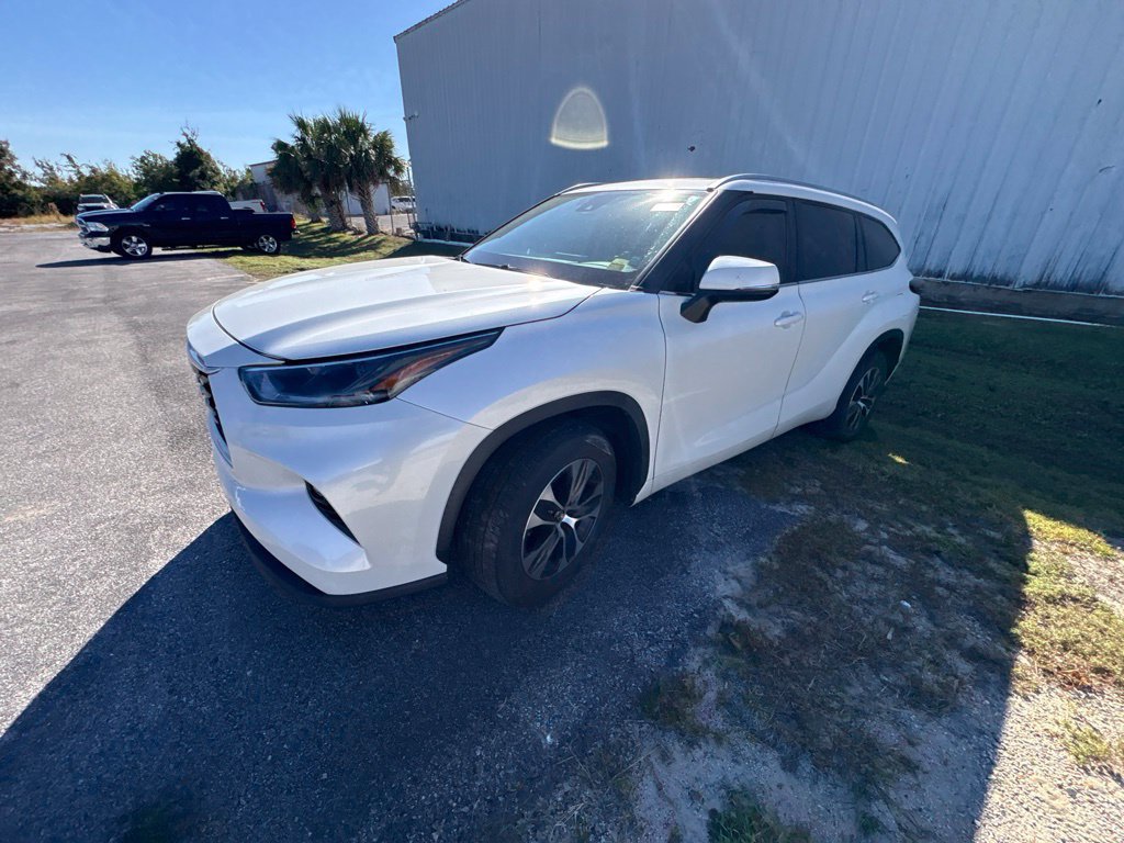 Used 2021 Toyota Highlander XLE FWD image 4