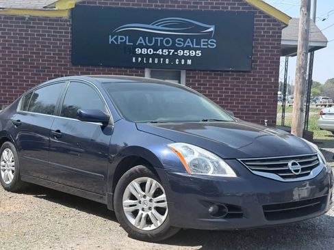 Used 2011 Nissan Altima 2.5 S w/ Special Edition Pkg image 2