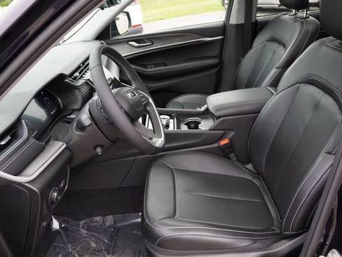 Used 2024 Jeep Grand Cherokee Limited w/ Luxury Tech Group II AWD/4WD image 15
