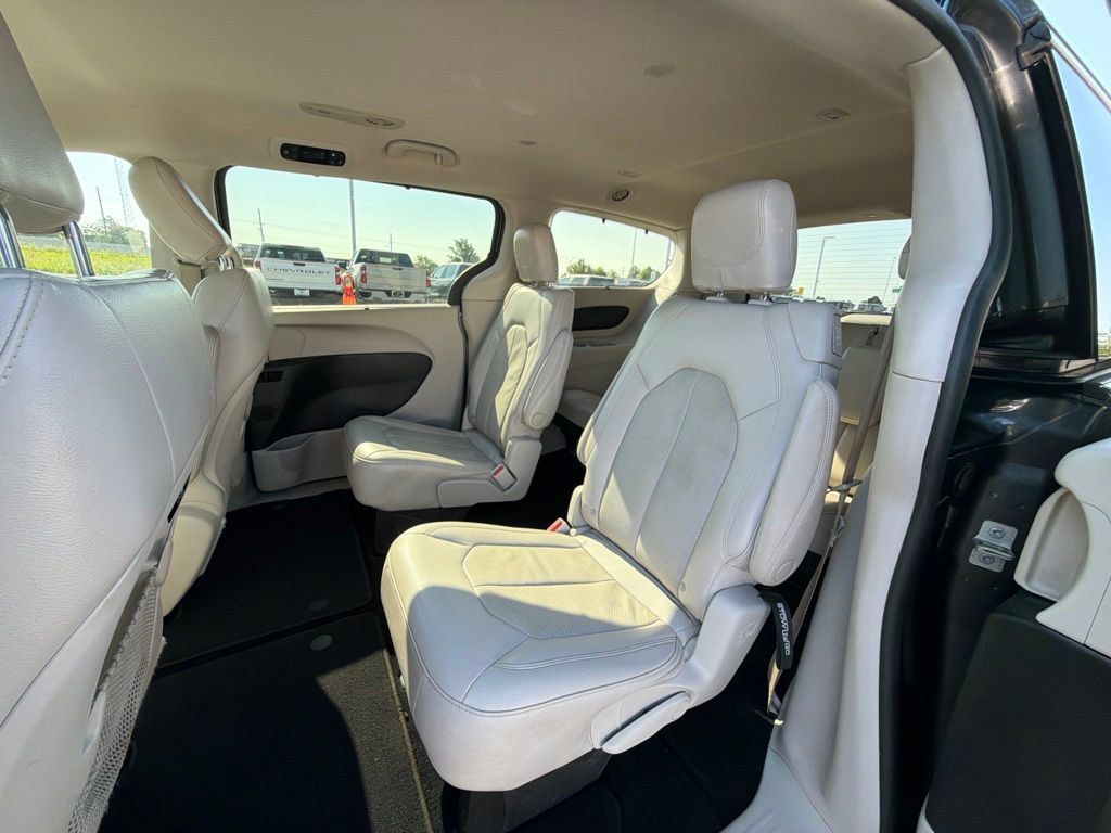 Used 2021 Chrysler Pacifica Touring-L FWD image 16