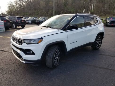 Certified 2025 Jeep Compass Limited w/ Mopar Graphics Package AWD/4WD image 3