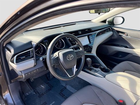 Used 2018 Toyota Camry LE image 9
