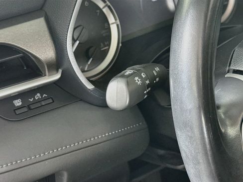 Used 2023 Toyota Highlander XLE AWD/4WD image 10