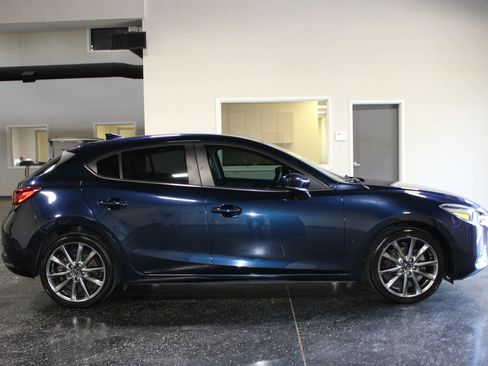 Used 2018 MAZDA MAZDA3 Touring image 2
