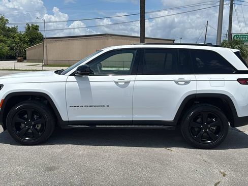 Used 2023 Jeep Grand Cherokee Altitude AWD/4WD image 3