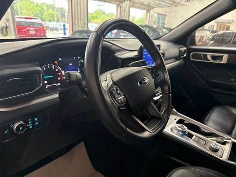 Used 2020 Ford Explorer XLT w/ Equipment Group 202A AWD/4WD image 11