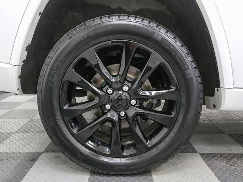 Used 2019 Jeep Grand Cherokee Altitude image 18