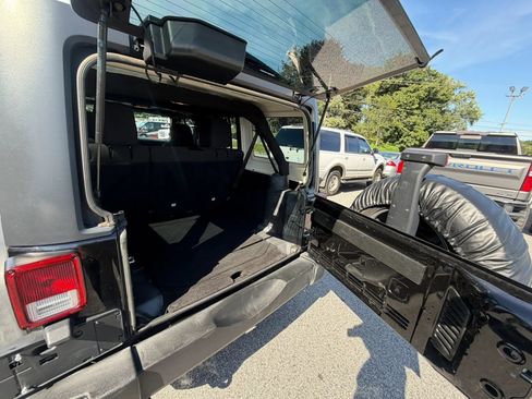 Used 2018 Jeep Wrangler Unlimited Sport w/ Connectivity Group AWD/4WD image 31