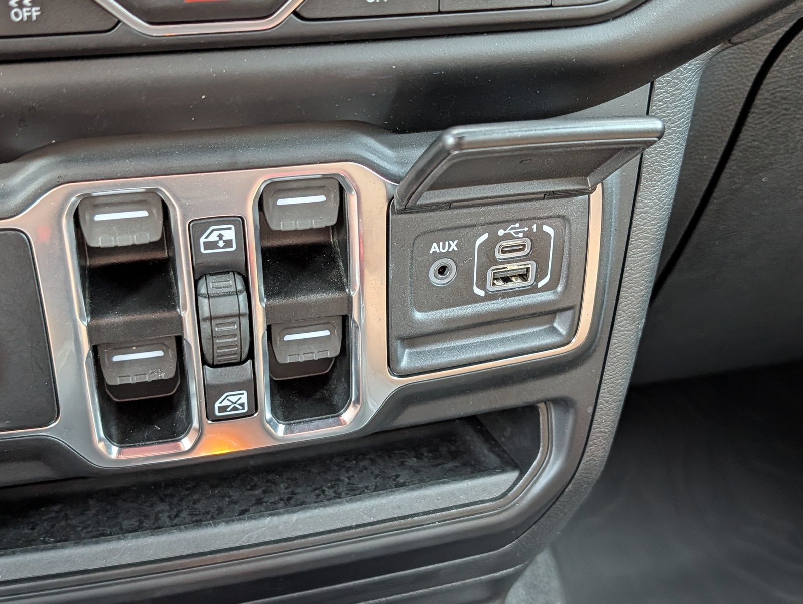 Used 2022 Jeep Wrangler Unlimited Sahara w/ Cold Weather Group AWD/4WD image 29